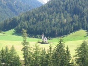 la chiesetta di San Giovanni in Ranui ai margini del bosco 